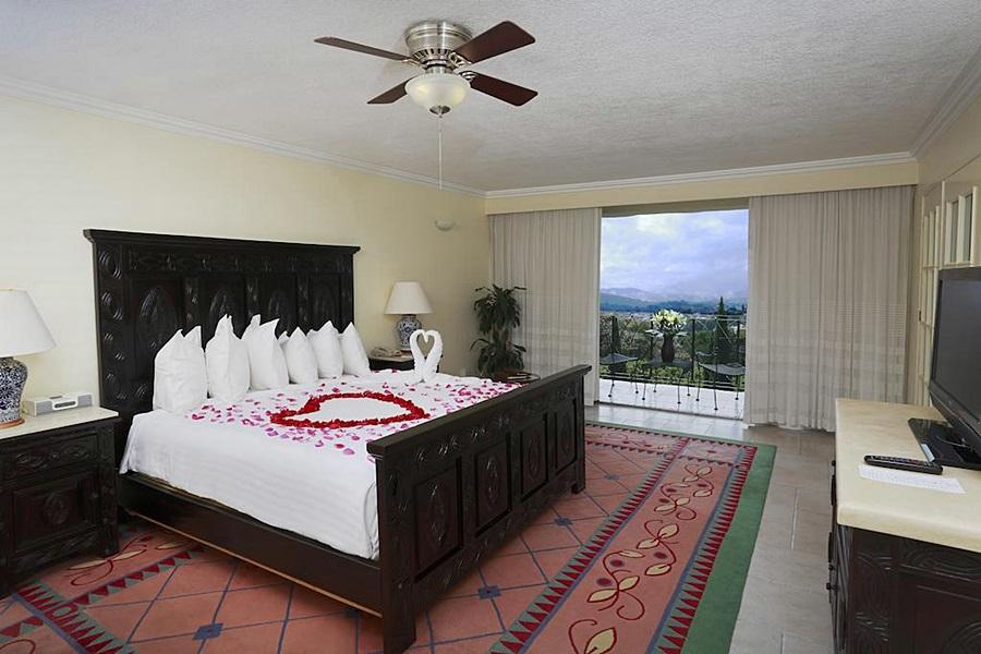 Fiesta Americana Hacienda Ixtapan De La Sal Bagian luar foto A bedroom at the hotel