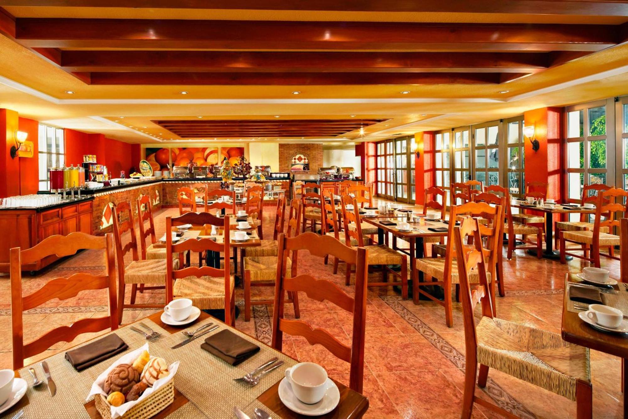 Fiesta Americana Hacienda Ixtapan De La Sal Bagian luar foto The restaurant