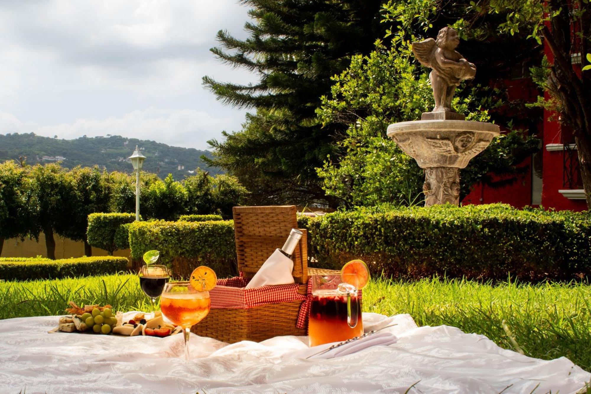 Fiesta Americana Hacienda Ixtapan De La Sal Bagian luar foto A picnic in Italy
