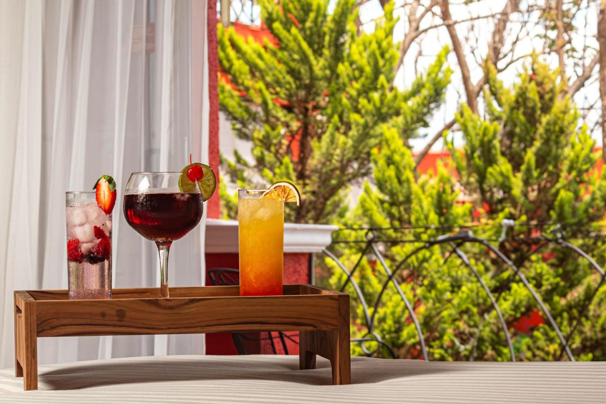 Fiesta Americana Hacienda Ixtapan De La Sal Bagian luar foto Cocktails at the hotel
