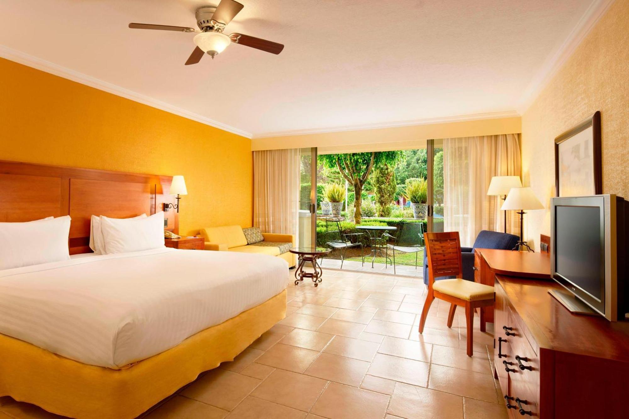 Fiesta Americana Hacienda Ixtapan De La Sal Bagian luar foto A typical room at the Hilton Los Cabos