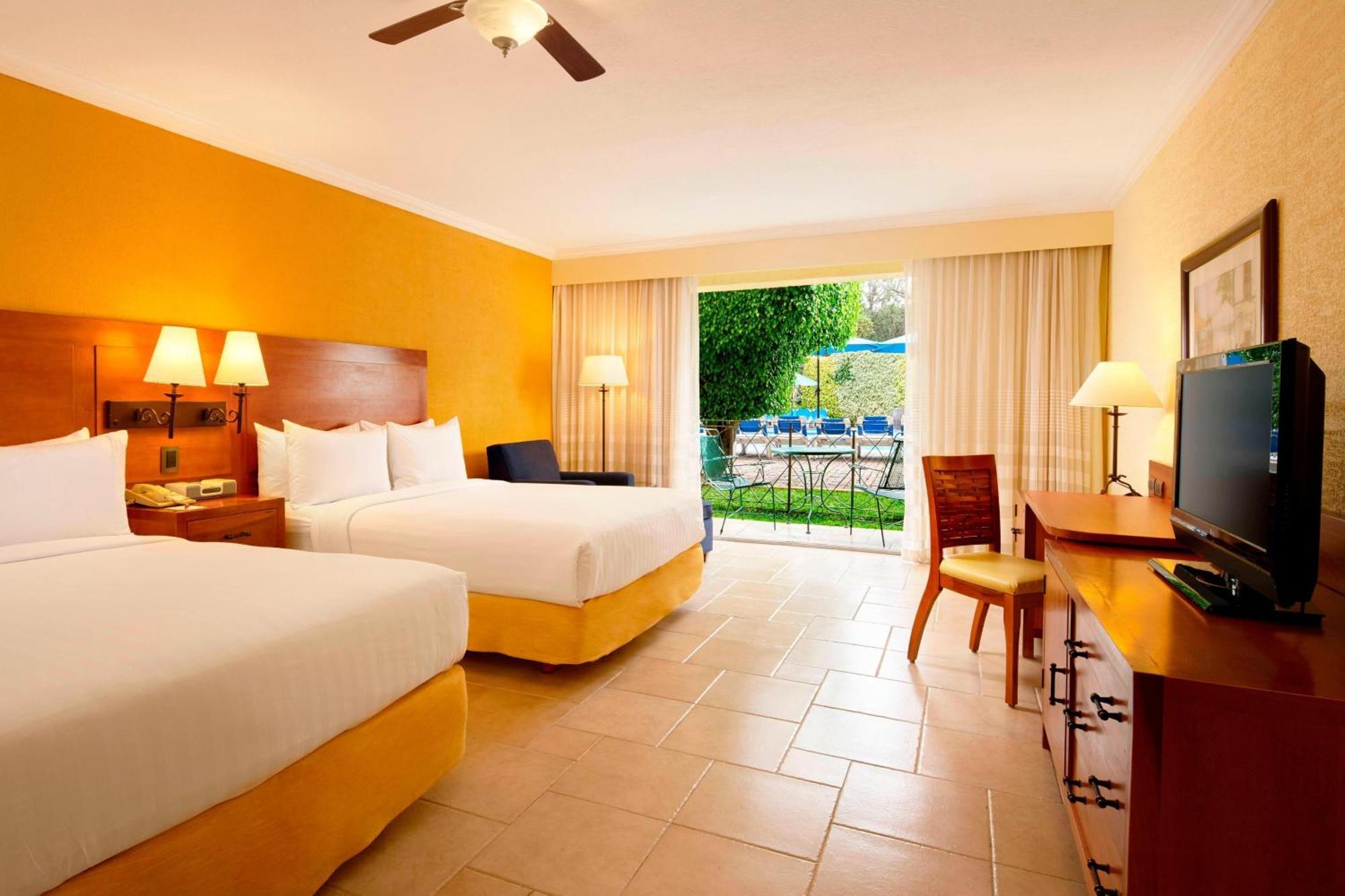 Fiesta Americana Hacienda Ixtapan De La Sal Bagian luar foto A typical room at the Hilton Los Cabos