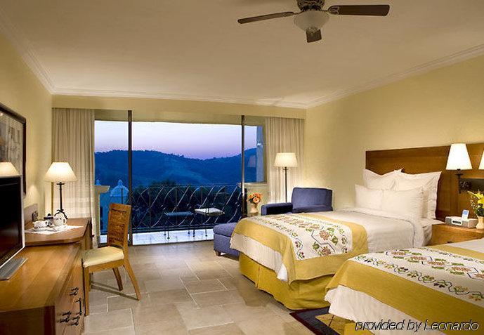 Fiesta Americana Hacienda Ixtapan De La Sal Bagian luar foto A guest room at the Hilton Los Cabos