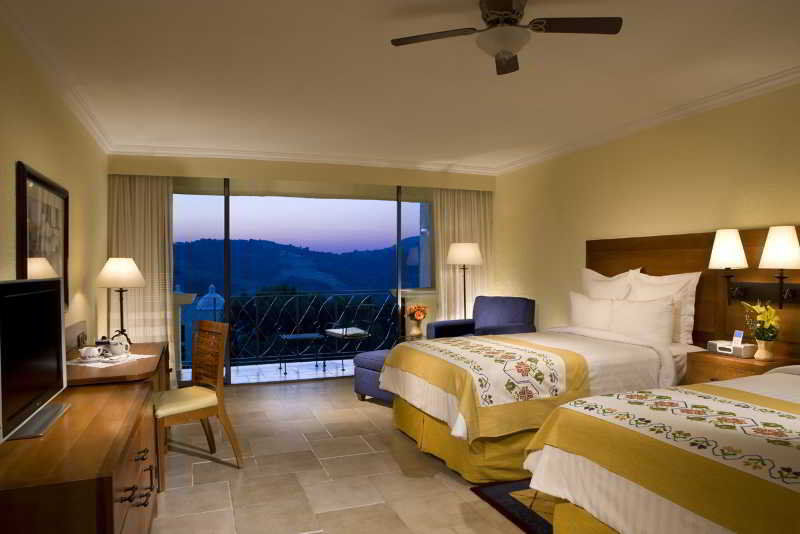 Fiesta Americana Hacienda Ixtapan De La Sal Bagian luar foto A guest room at the Four Seasons Resort