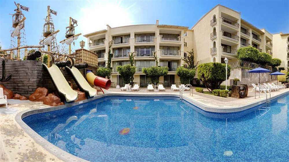 Fiesta Americana Hacienda Ixtapan De La Sal Bagian luar foto The swimming pool at the hotel