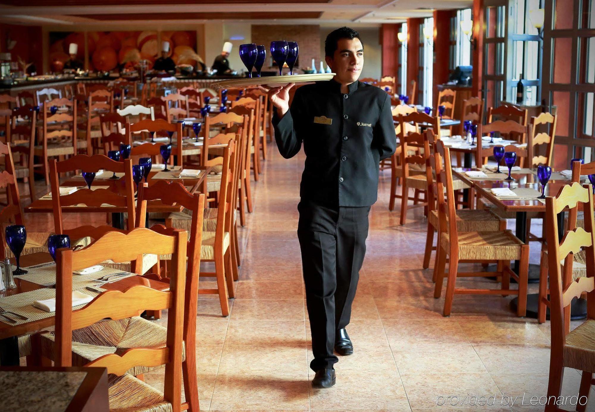 Fiesta Americana Hacienda Ixtapan De La Sal Bagian luar foto A restaurant busboy