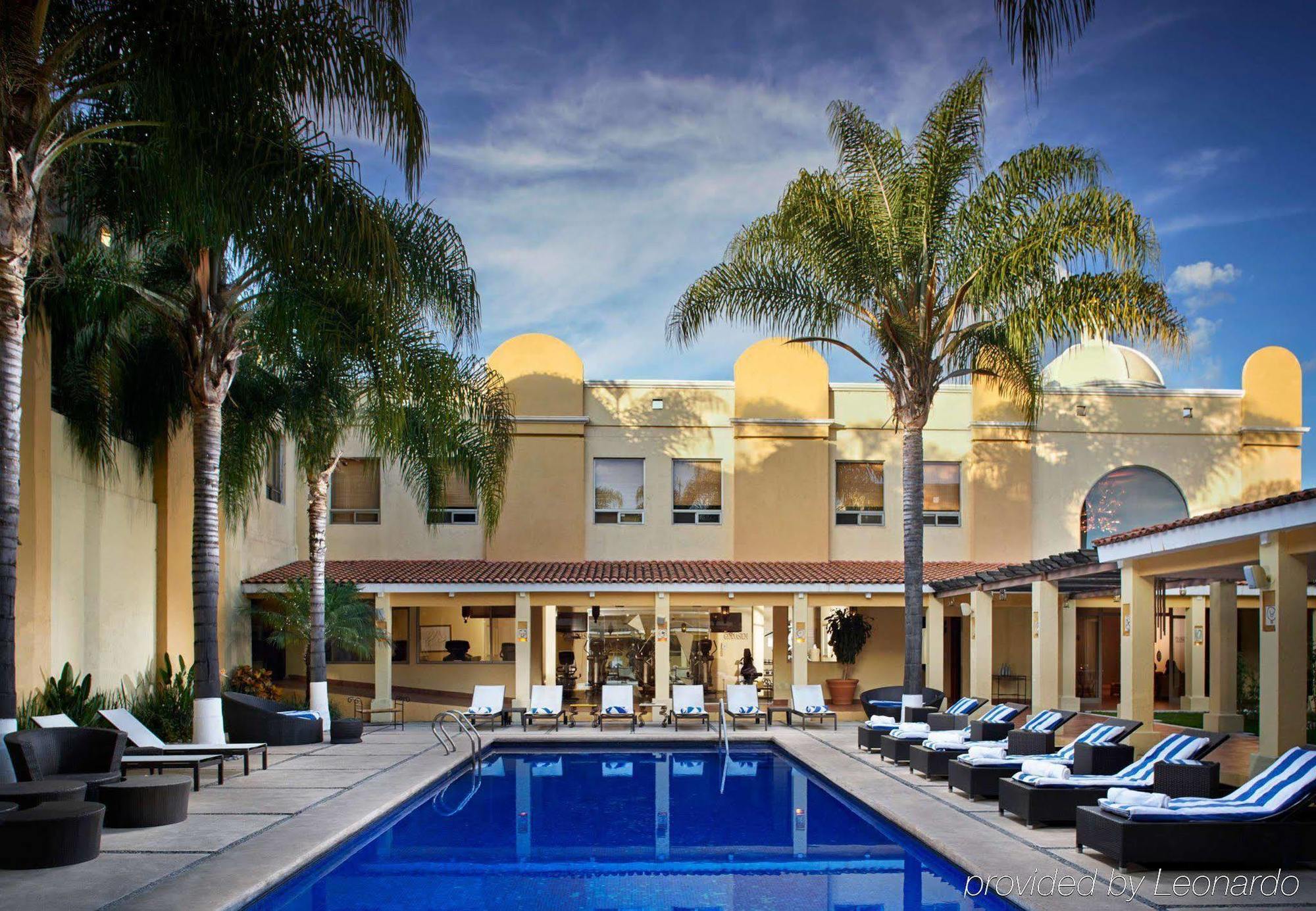 Fiesta Americana Hacienda Ixtapan De La Sal Bagian luar foto The pool at the hotel