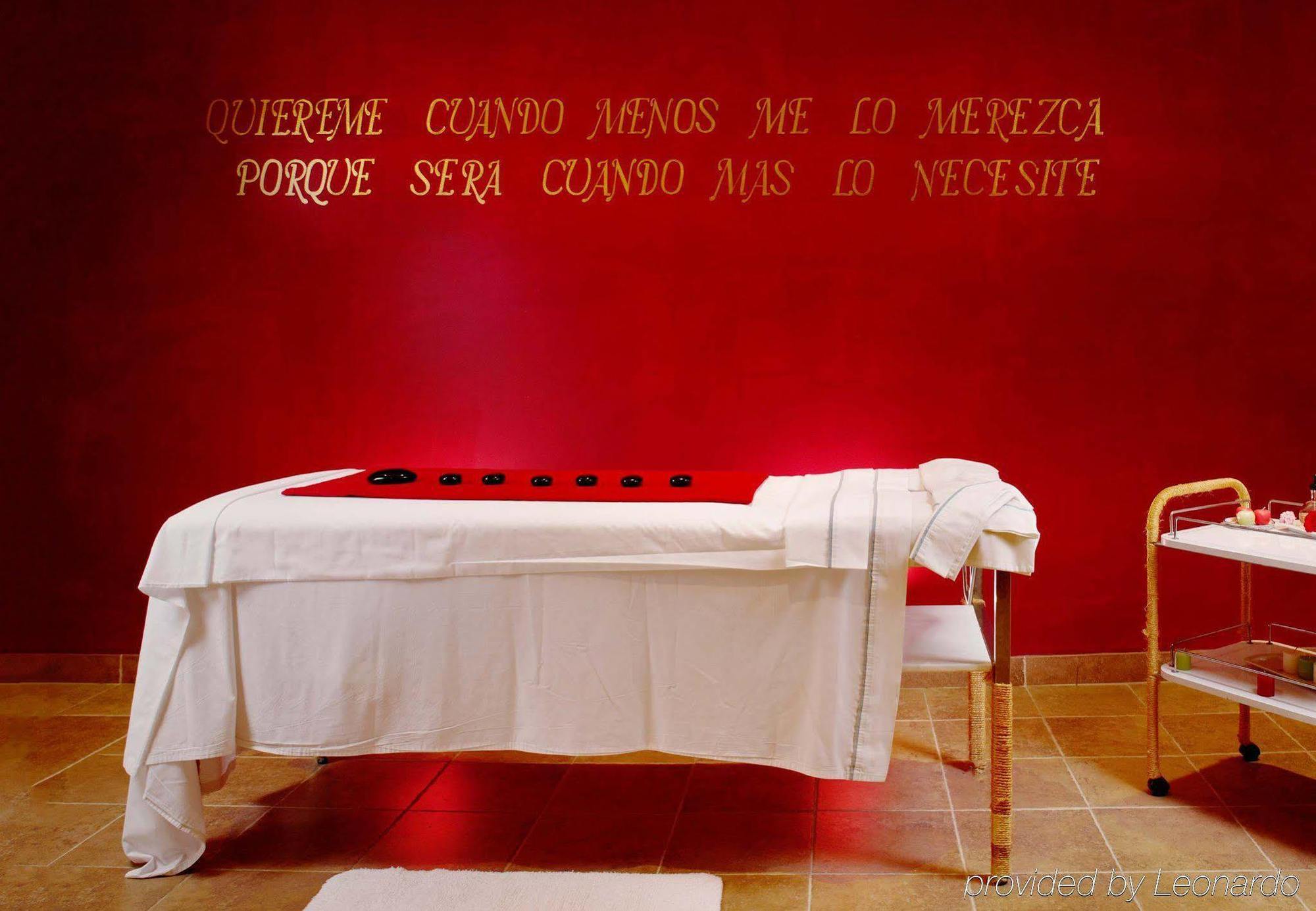 Fiesta Americana Hacienda Ixtapan De La Sal Bagian luar foto A massage table