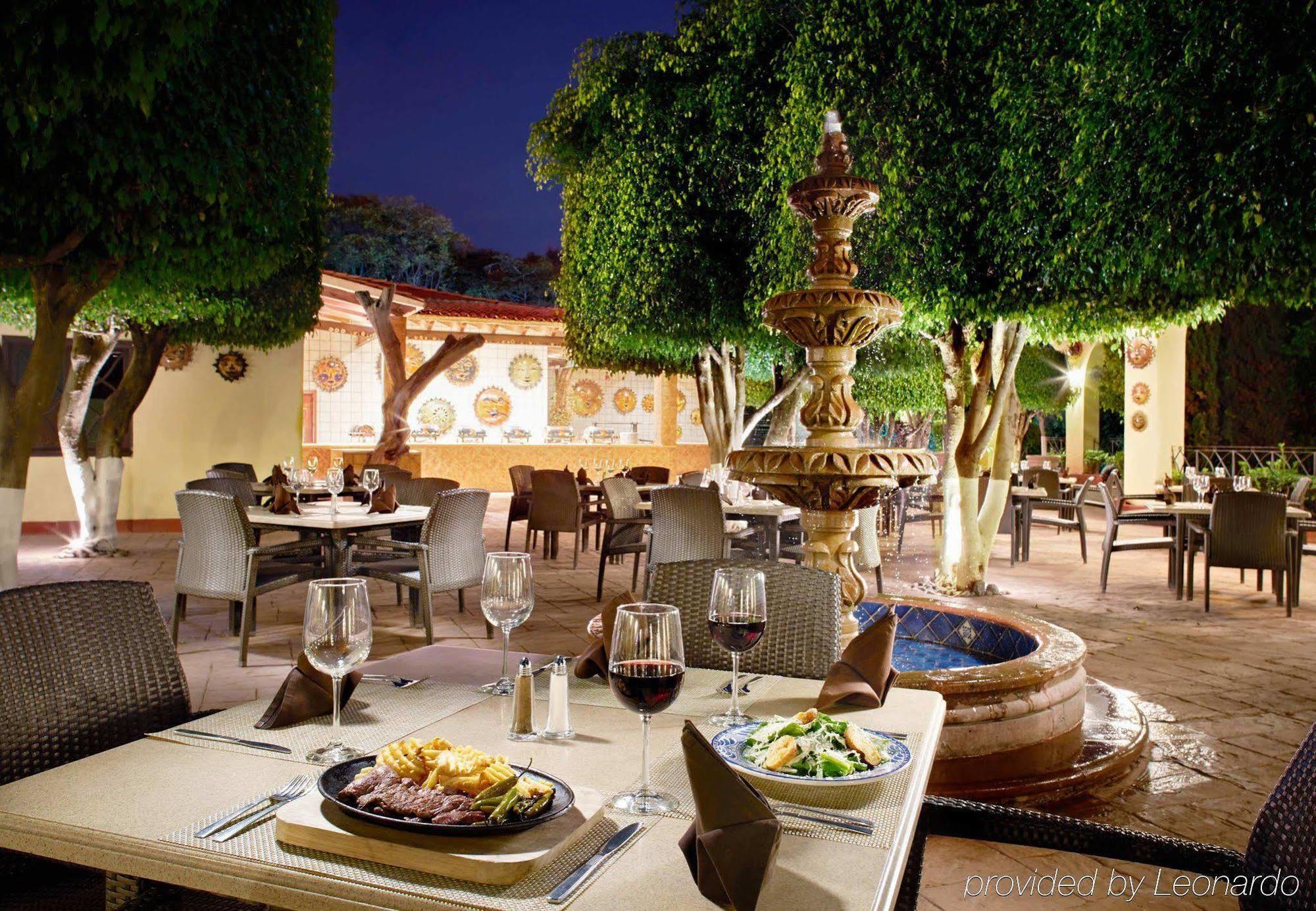 Fiesta Americana Hacienda Ixtapan De La Sal Bagian luar foto The restaurant