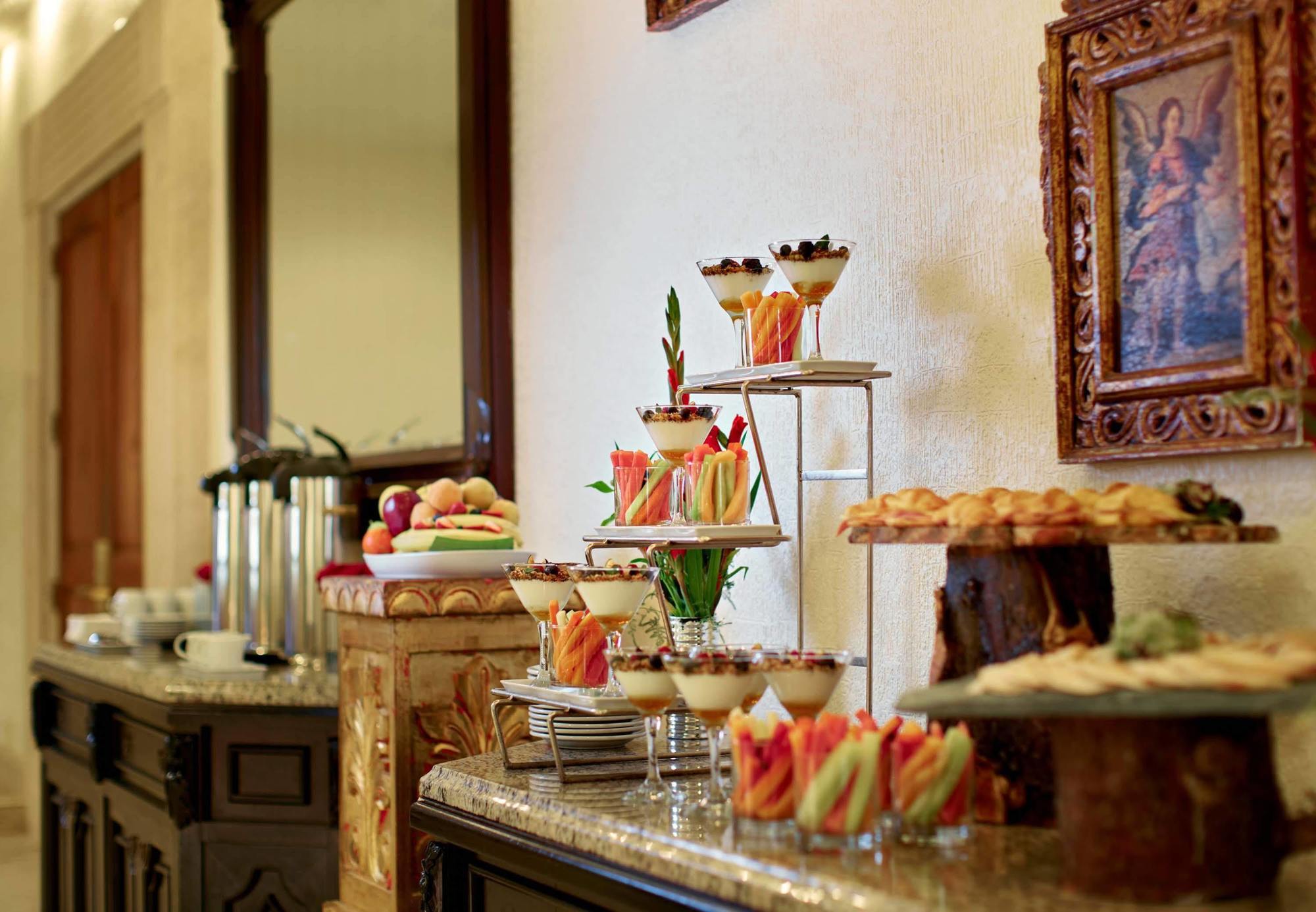 Fiesta Americana Hacienda Ixtapan De La Sal Bagian luar foto A buffet at a hotel