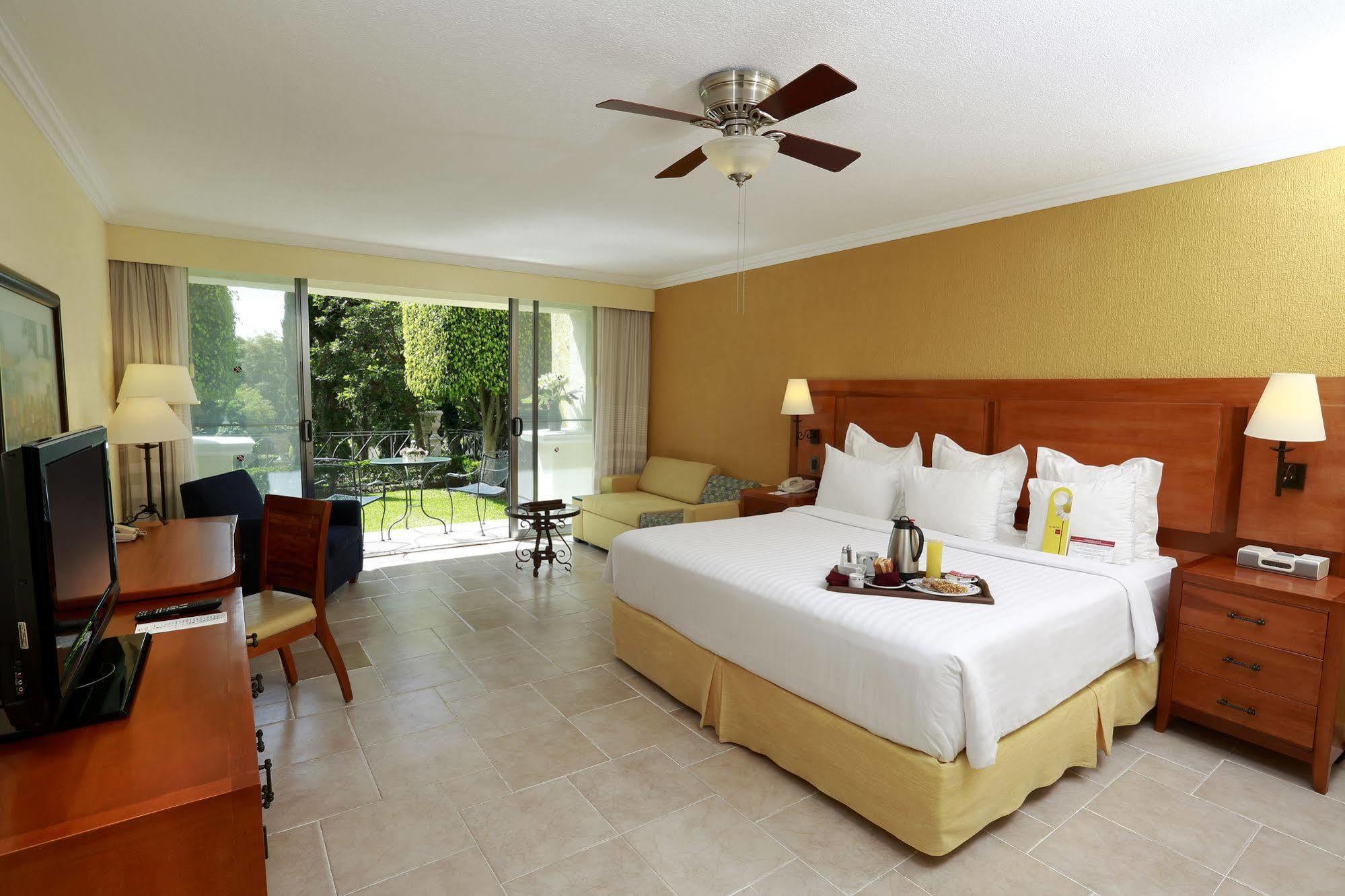 Fiesta Americana Hacienda Ixtapan De La Sal Bagian luar foto A room at the Hilton San Salvador